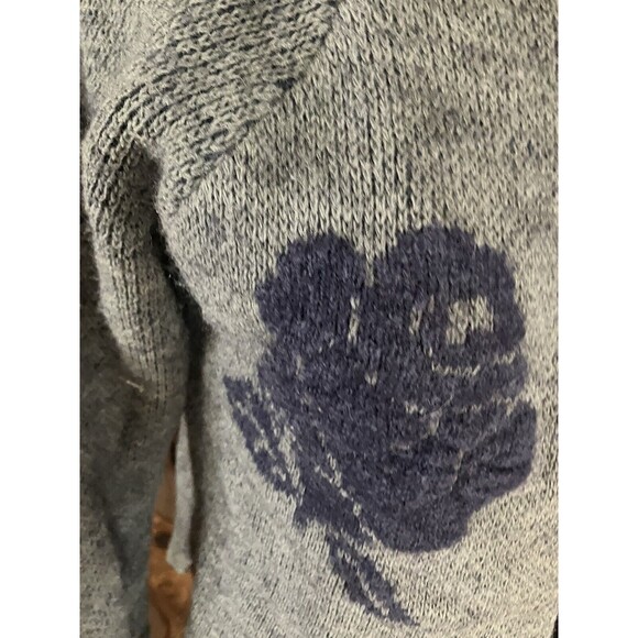 COCOGIO Knit Sweater Cardigan Thick Soft Chunky Gray Navy Flowers Roses Sz M - Picture 5 of 6